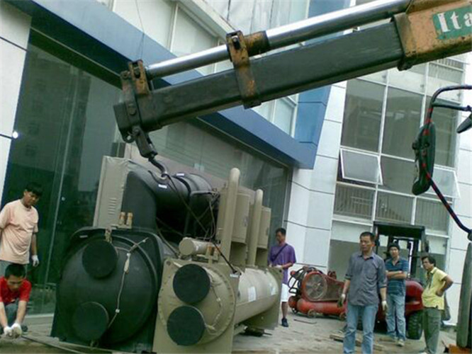 江城区随车吊和汽车吊的核心区别是什么？哪种更省钱？